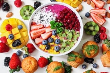 assortiment-de-fruits-tranchés-dans-un-bol-en-céramique-blanc