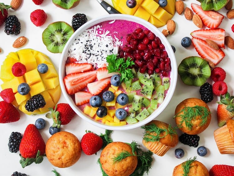 assortiment-de-fruits-tranchés-dans-un-bol-en-céramique-blanc